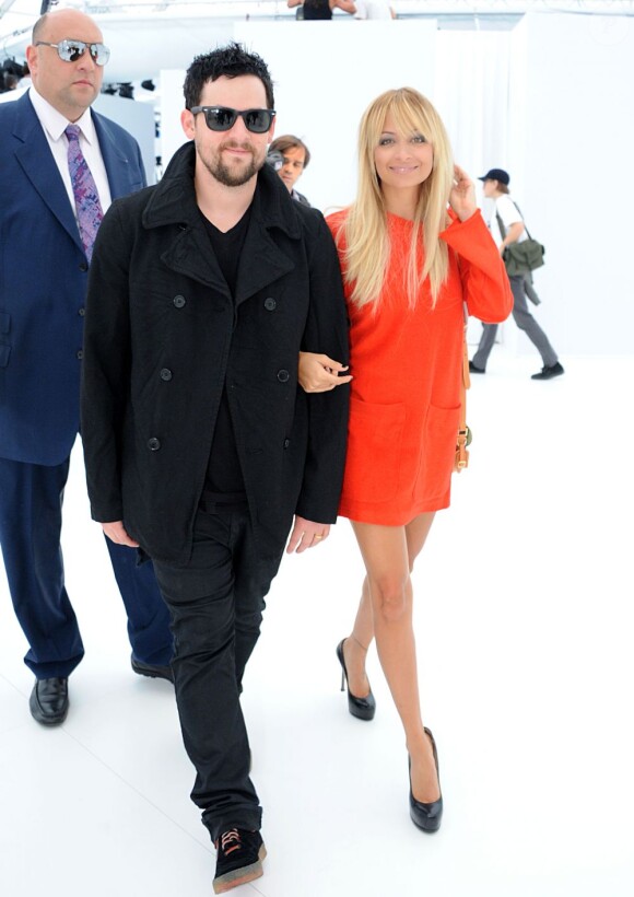 Nicole Richie arrive main dans la main avec son mari Joel Madden pour admirer le défilé Louis Vuitton. Paris, 5 octobre 2011