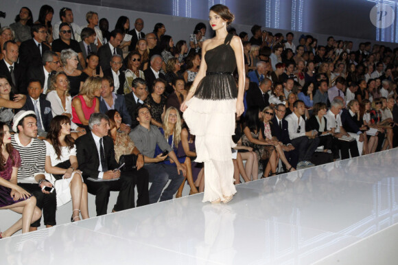 La belle Miranda Kerr défile devant le très fier Orlando Bloom lors de la présentation du prêt-à-porter printemps-été 2012 de Dior à Paris, le 30 octobre 2011