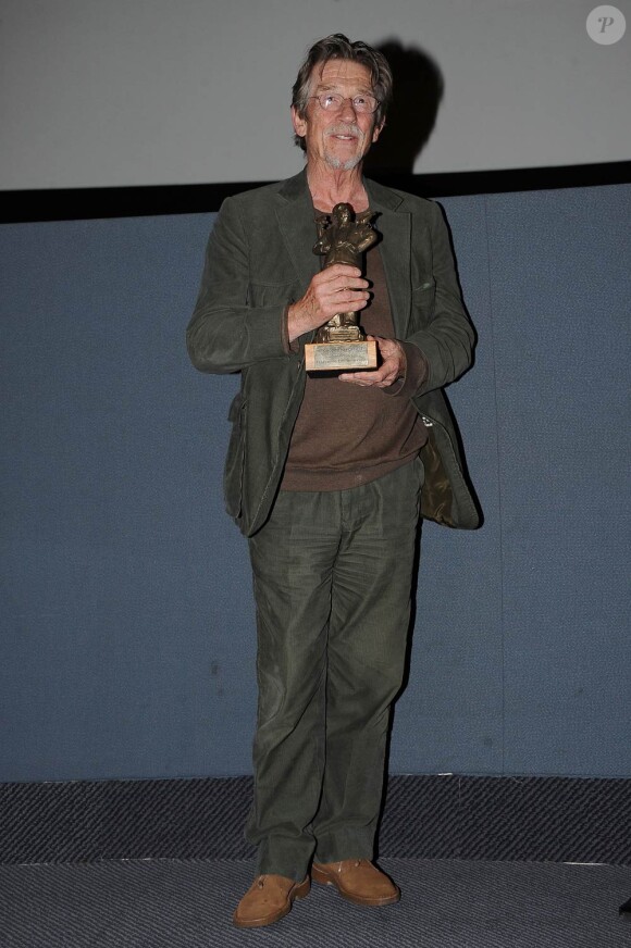 John Hurt a reçu le Hitchcock d'honneur du festival du film britannique de Dinard le 7 octobre 2011, en présence de son épouse Ann Rees Meyers.
