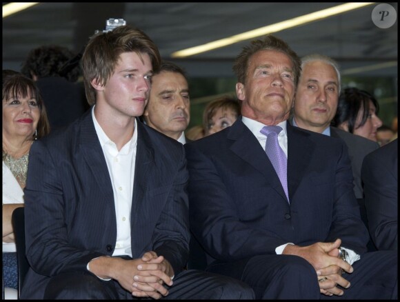Arnold Schwarzenegger et son fils Patrick, assistent à la présentation d'une compétition de body-building, à Madrid le 7 octobre 2011