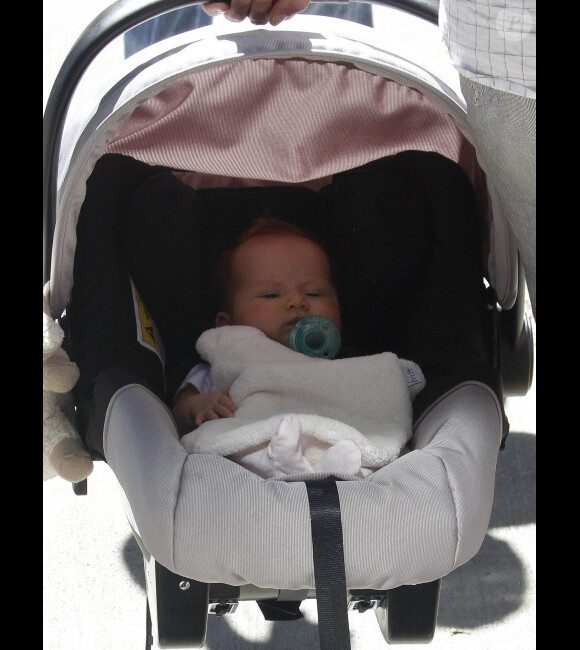 Jessica Alba et Cash Warren présentent enfin leur petite Haven née le 13 août 2011. Beverly Hills, 8 octobre 2011