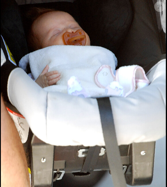 La petite Haven née le 13 août dort tranquillement dans sa pousette. Beverly Hills, 8 octobre 2011