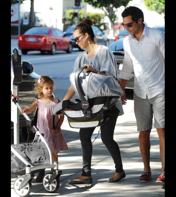 Jessica Alba, Cash Warren, Honor et Haven se sont retrouvés pour un petit déjeuner en famille à Beverly Hills, le 8 octobre 2011. 