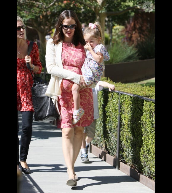Jennifer Garner porte son adorable Seraphina à Los Angeles le 9 octobre 2011