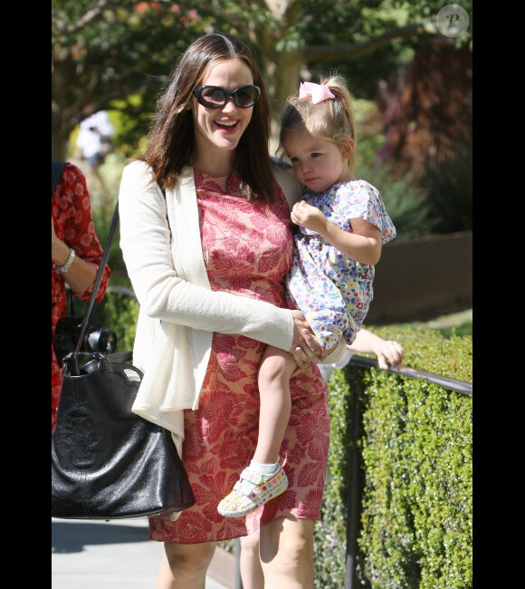 Jennifer Garner porte son adorable Seraphina à Los Angeles le 9 octobre 2011