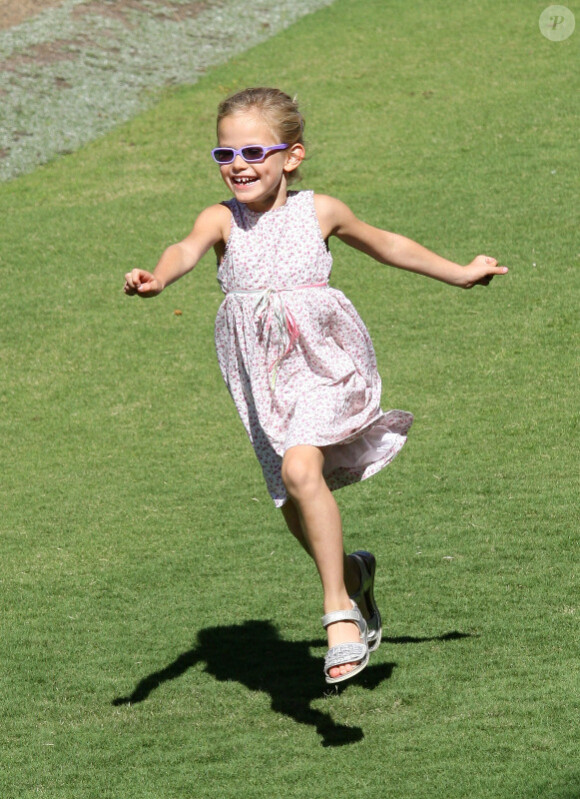 Violet, la fille de Jennifer Garner court pour se rendre au musée à Los Angeles le 9 octobre 2011 