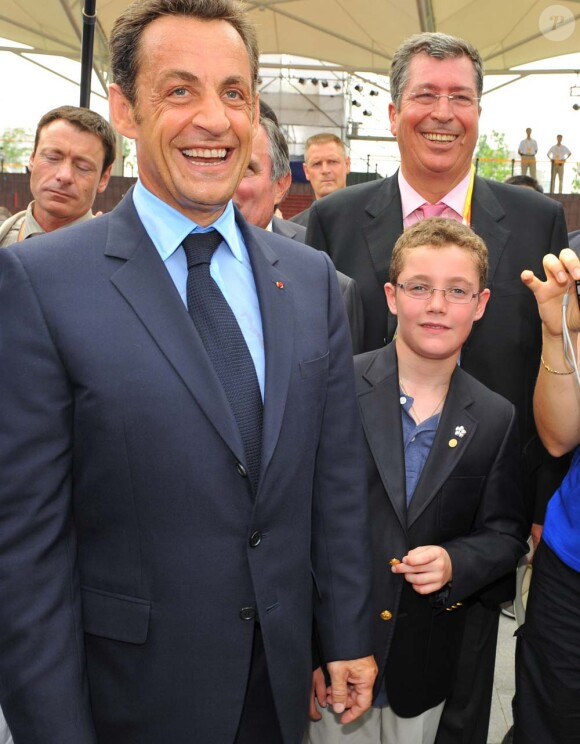 Nicolas Sarkozy et son fils Louis, à Pékin, le 8 août 2008.