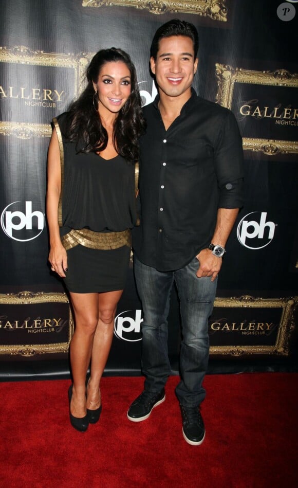 Mario Lopez heureux en compagnie de sa belle Courtney Mazza, à Las Vegas le 9 octobre 2011