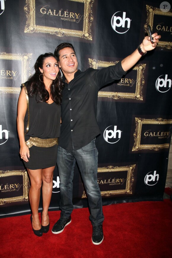Mario Lopez fête son anniversaire avec sa compagne Courtney Mazza, à Las Vegas le 9 octobre 2011