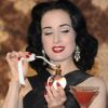 Dita Von Teese enivrante à Milan pour présenter le coffret qu'elle a réalisé pour Cointreau. Le 11 octobre 2011