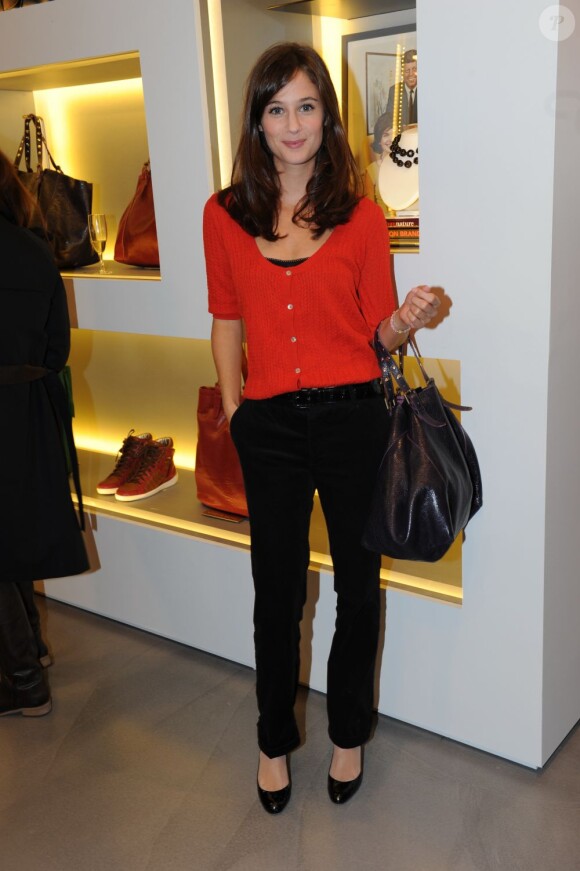 Mélanie Bernier lors du happening Darel où le Simple Bag a été célébré ! Le 11 octobre 2011 à la nouvelle boutique Gérard Darel, 46 rue du Bac. 75007 PARIS.