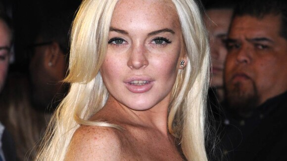 Lindsay Lohan battue par Carmen Electra et son décolleté ravageur