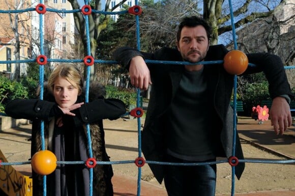 Mélanie Laurent et Denis Ménochet dans Les Adoptés.