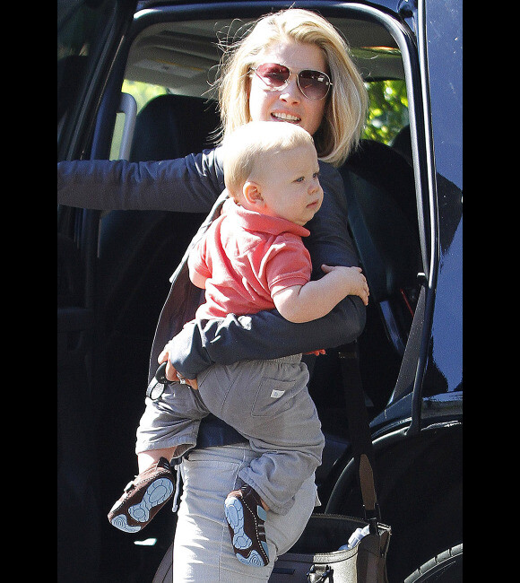 Ali Larter se promène avec son fils Theodore à Los Angeles, le 12 octobre 2011