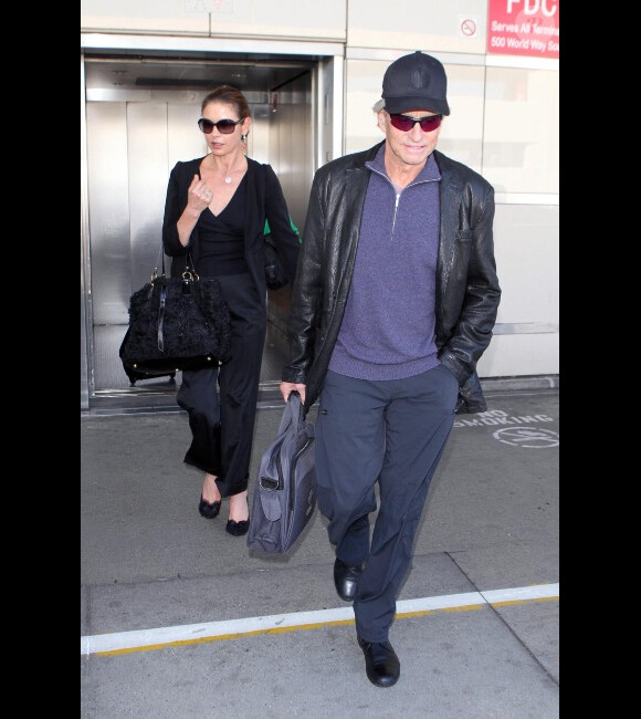 Michael Douglas et Catherine Zeta-Jones arrivent à l'aéroport de Los Angeles le 12 octobre 2011.