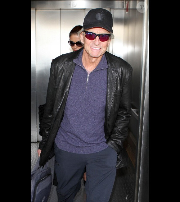 Michael Douglas arrive à l'aéroport de Los Angeles le 12 octobre 2011.