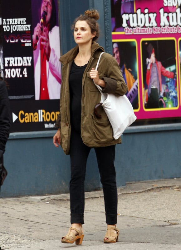 Keri Russell, l'actrice de la série Felicity, affiche son ventre arrondi dans les rue de New York le 13 octobre 2011