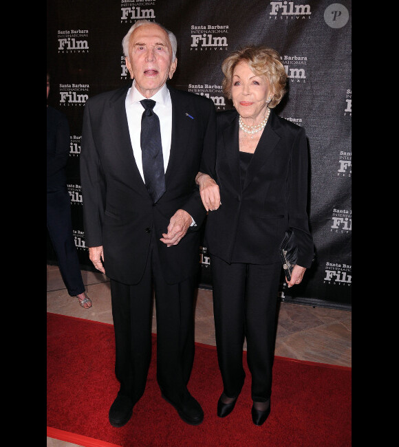 Kirk Douglas et sa seconde épouse Anne, pour remettre un prix à Michael Douglas le 13 octobre 2011 au festival de Santa Barbara.