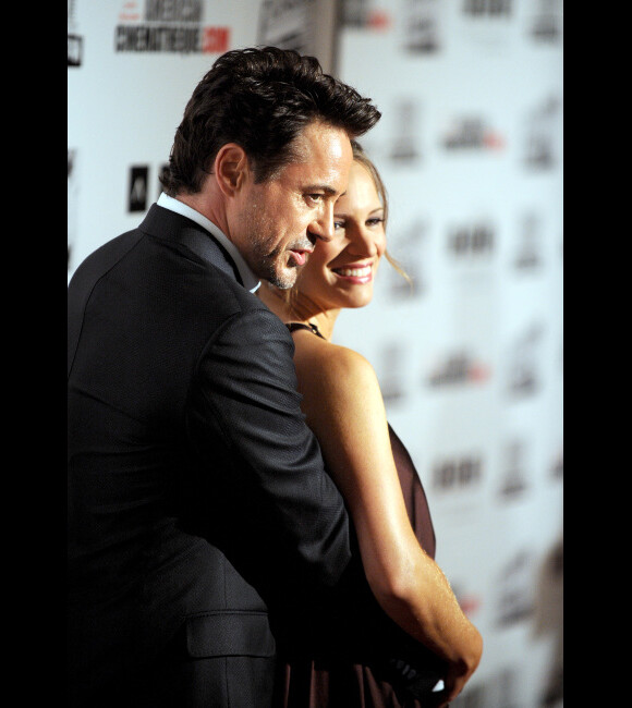 Robert Downey Jr. serre contre lui Susan Downey, sa femme enceinte, le 14 octobre 2011 à Beverly Hills, Californie.