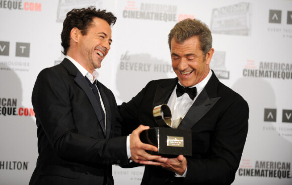 Robert Downey Jr. et Mel Gibson, complices, le 14 octobre 2011 à Beverly Hills, Californie.