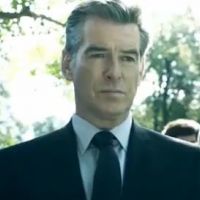 Pierce Brosnan avec un sac d'os et quelques fantômes de femmes