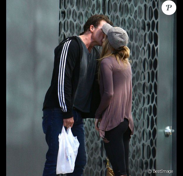 AnnaLynne McCord et son petit ami, Dominic Purcell, s'embrassent à Los Angeles, le jeudi 6 octobre 2011.