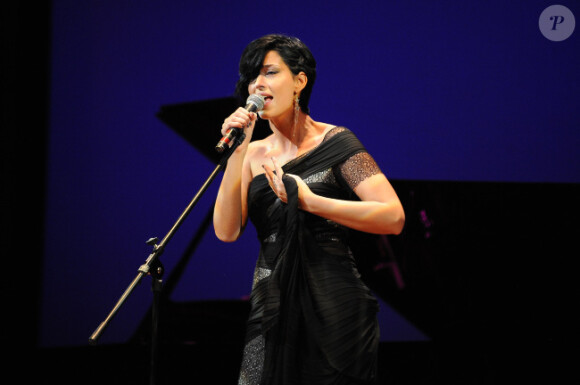Sheryfa Luna lors du concert organisé par l'association Faire Face, à Avignon, samedi 15 octobre 2011.