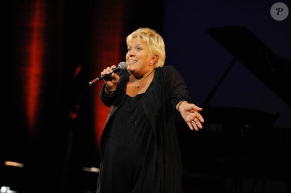 Mimie Mathy lors du concert organisé par l'association Faire Face, à Avignon, samedi 15 octobre 2011.