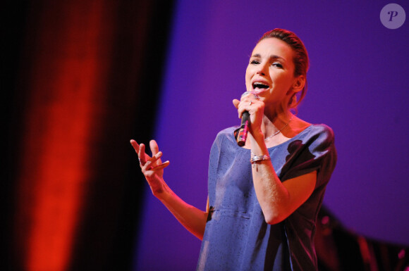 Claire Keim lors du concert organisé par l'association Faire Face, à Avignon, samedi 15 octobre 2011.