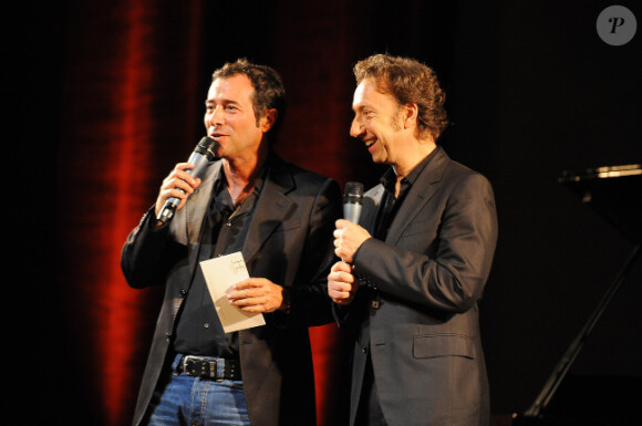 Bernard Montiel et Stéphane Bern lors du concert organisé par l'association Faire Face, à Avignon, samedi 15 octobre 2011.