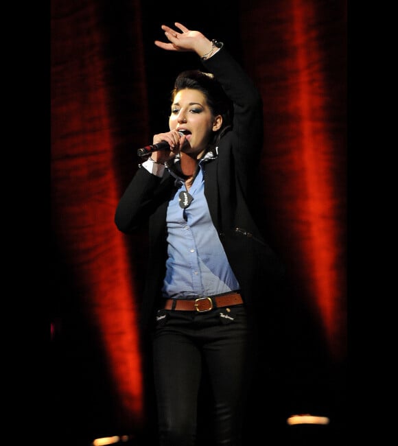 Lucie Azard lors du concert organisé par l'association Faire Face, à Avignon, samedi 15 octobre 2011.