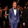 Ryan Gosling, en costume Salvatore Ferragamo, se la joue James Bond des temps moderne avec du satin bleu. Cannes, le 20 mai 2011. 