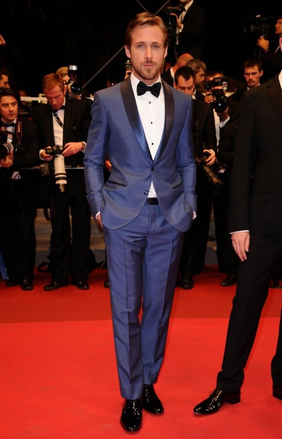 Ryan Gosling, en costume Salvatore Ferragamo, se la joue James Bond des temps moderne avec du satin bleu. Cannes, le 20 mai 2011.