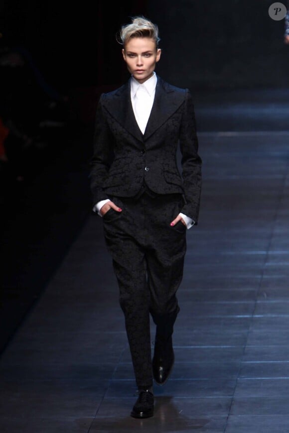 Le costume, adapté au féminin par Dolce & Gabbana dans sa collection Automne-Hiver 2011.