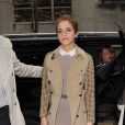 Clouté sur les manches et le col, Christopher Bailey (directeur artistique de Burberry) a adapté ce vieil imperméable à notre époque. Son égérie Emma Watson s'est laissée séduire. 