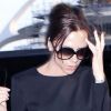 Robe noire et lunettes de soleil oversize : Victoria Beckham s'inspire clairement de son idole Audrey Hepburn.