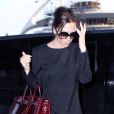 Robe noire et lunettes de soleil oversize : Victoria Beckham s'inspire clairement de son idole Audrey Hepburn. 