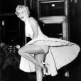 L'iconique Marilyn Monroe et sa robe blanche qu'elle tente de retenir face au vent de la bouche de métro.  