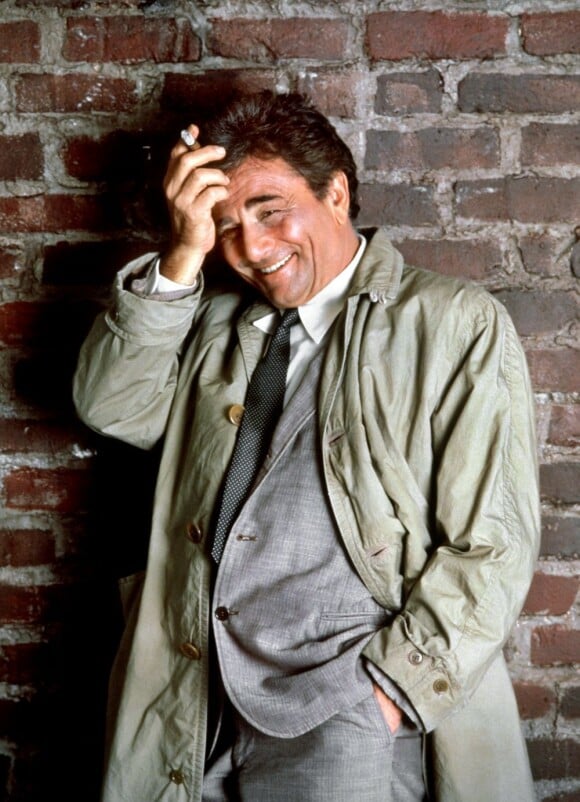 L'acteur défunt Peter Falk, connu pour avoir joué pendant 35 ans Columbo, arborait toujours un trench-coat pour mener à bien ses enquêtes.