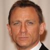Même lorsqu'il n'est plus dans la peau de James Bond, Daniel Craig continue de porter le fameux costume et le noeud pap' de 007, symbole de l'élégance masculine.