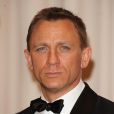 Même lorsqu'il n'est plus dans la peau de James Bond, Daniel Craig continue de porter le fameux costume et le noeud pap' de 007, symbole de l'élégance masculine. 