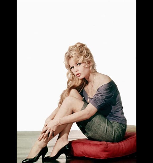 Brigitte Bardot, icône de la révolution sexuelle et de la période sixties en France et dans le monde, a permis la popularisation de la jupe courte.