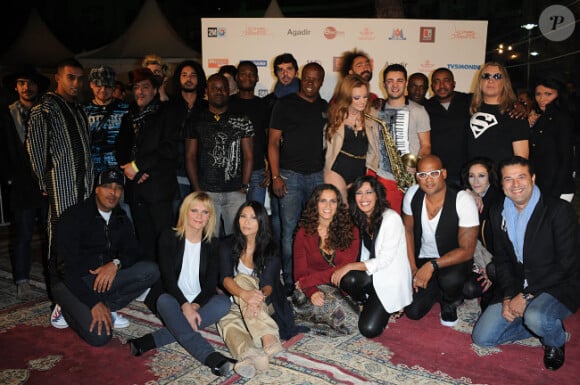 Sandrine Corman et Karima Charni entourées des artistes durant le concert de la Tolérance à Agadir au Maroc le 15 octobre 2011
