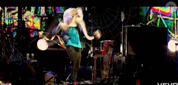 Coldplay trompe énormément dans le clip de Paradise, second extrait de Xylo Myloto : devant la caméra du complice Mat Whitecross, Chris Martin devient éléphant et lutte pour retrouver la savane. Excellent !