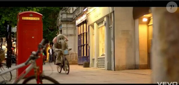 Coldplay trompe énormément dans le clip de Paradise, second extrait de Xylo Myloto : devant la caméra du complice Mat Whitecross, Chris Martin devient éléphant et lutte pour retrouver la savane. Excellent !