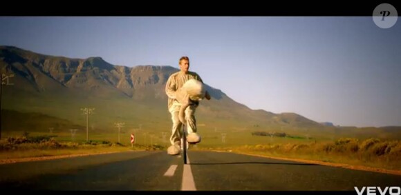 Coldplay trompe énormément dans le clip de Paradise, second extrait de Xylo Myloto : devant la caméra du complice Mat Whitecross, Chris Martin devient éléphant et lutte pour retrouver la savane. Excellent !