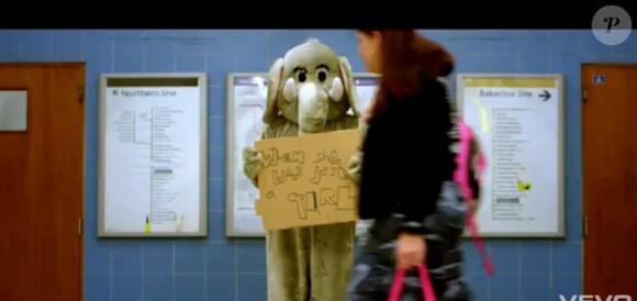 Coldplay trompe énormément dans le clip de Paradise, second extrait de Xylo Myloto : devant la caméra du complice Mat Whitecross, Chris Martin devient éléphant et lutte pour retrouver la savane. Excellent !