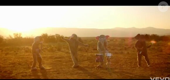 Coldplay trompe énormément dans le clip de Paradise, second extrait de Xylo Myloto : devant la caméra du complice Mat Whitecross, Chris Martin devient éléphant et lutte pour retrouver la savane. Excellent !
