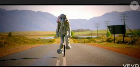 Coldplay trompe énormément dans le clip de Paradise, second extrait de Xylo Myloto : devant la caméra du complice Mat Whitecross, Chris Martin devient éléphant et lutte pour retrouver la savane. Excellent !