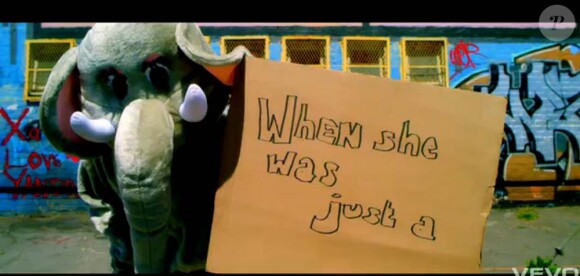 Coldplay trompe énormément dans le clip de Paradise, second extrait de Xylo Myloto : devant la caméra du complice Mat Whitecross, Chris Martin devient éléphant et lutte pour retrouver la savane. Excellent !